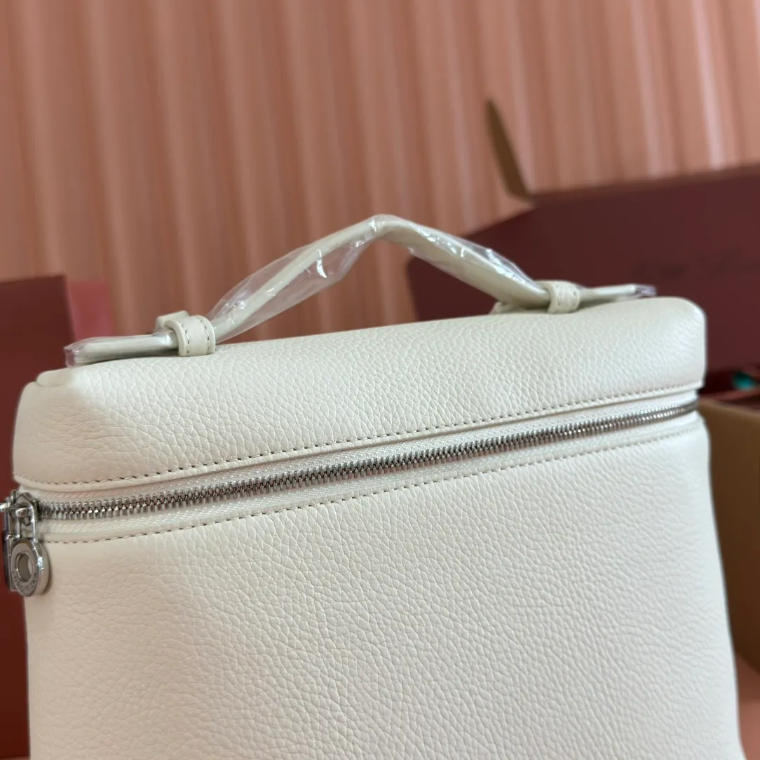 p1360💋💋💋【Original leather all-steel configuration counter complete package】Loro pianaExtra Pocket L23.5 Backpack Calfskin/Goods This Extra Pocket soft calfskin backpack has a unique trapezoidal appearance. A hint of natural grain gives the backpack character and enhances the softness of the leather. The practical design makes it the ideal accessory for busy everyday life. Dimensions: Length 21✖️Height 23.5✖️Width 8cm Dimensions are measured manually, please understand if there are slight errors Leather handle with shoulder strap Two-way zipper closure, zipper pull embellished with MY Charms pendant